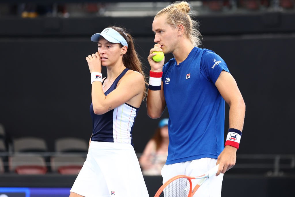 Dupla de Stefani vai a semi e Bia Haddad às quartas no WTA de Adelaide