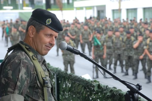 O general Tomás Miguel Miné Ribeiro Paiva, comandante militar do Sudeste, em discurso para a tropa