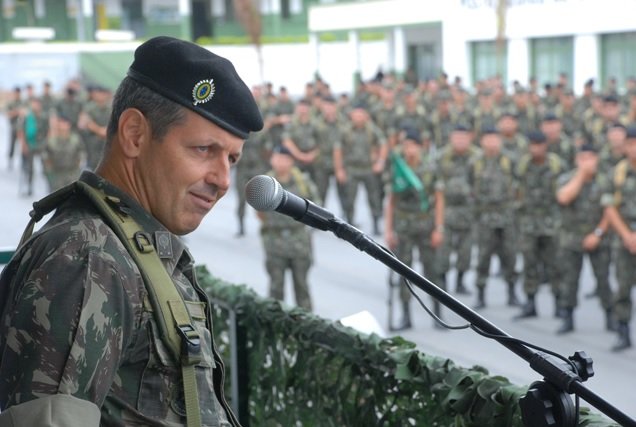 O general Tomás Miguel Miné Ribeiro Paiva, comandante militar do Exército no Sudeste, em discurso para a tropa