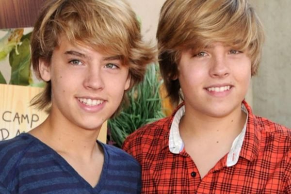 Foto colorida dos gêmeos Zack & Cody, personagens do seriado Gêmeos em Ação - Metrópoles
