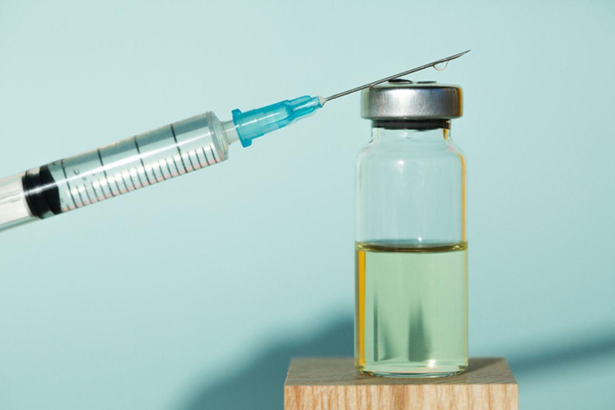 Imagem colorida: seringa sobre frasco de vacina - Metrópoles