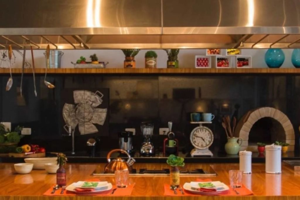 foto de cozinha com bancada de madeira - metrópoles
