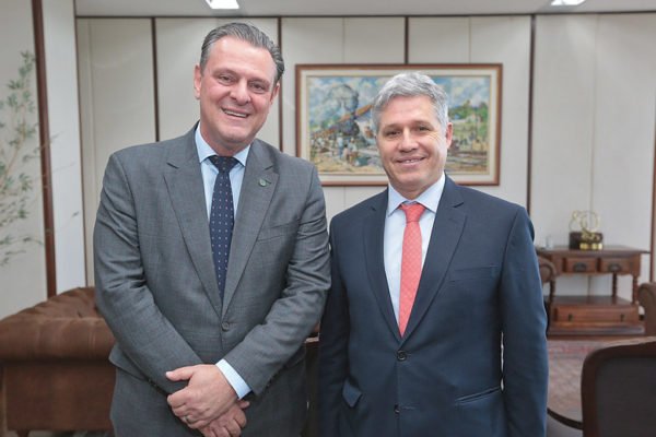 O ministro da Agricultura, Carlos Fávaro, posa para foto com o ministro do Desenvolvimento Agrário, Paulo Teixeira