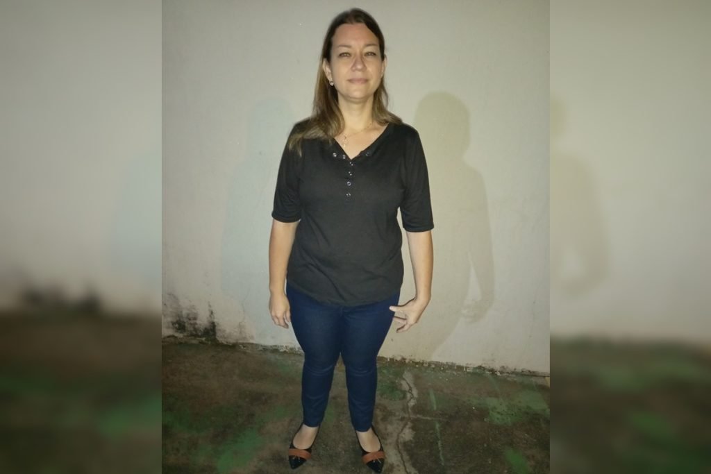 Foto de uma mulher com roupa preta em pé