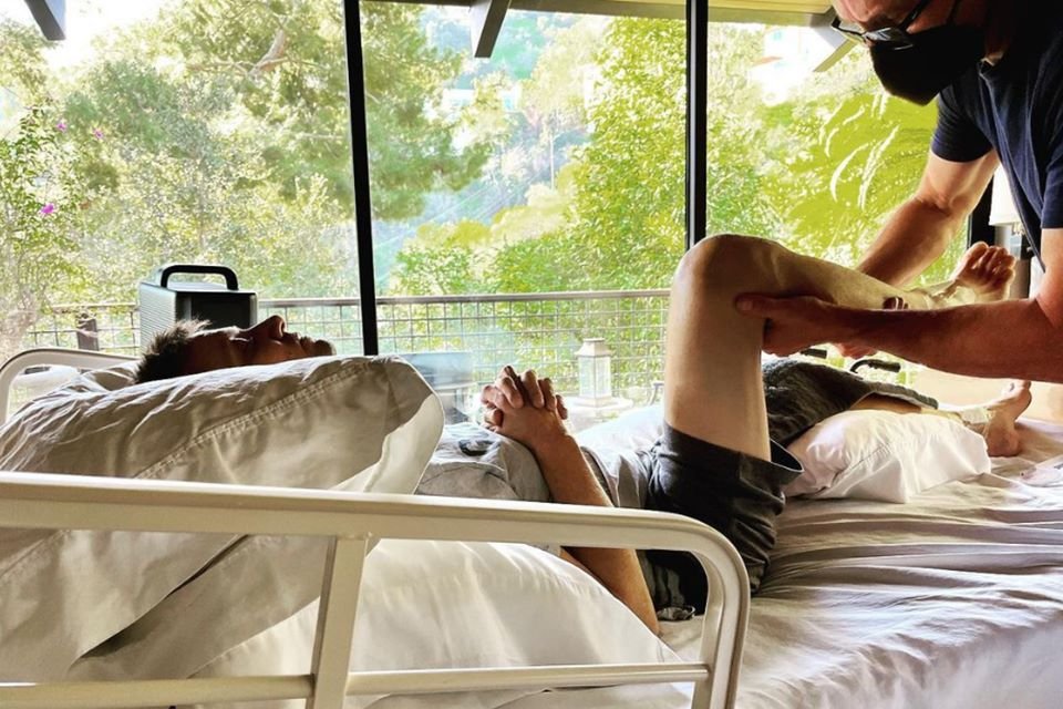Jeremy Renner em uma cama de hospital - Metrópoles