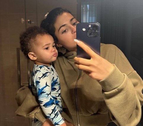 Foto colorida do filho da influenciadora Kylie Jenner - Metrópoles