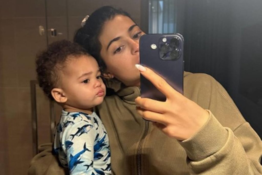 Kylie Jenner mostra o rosto do filho caçula, de 1 ano, pela primeira vez
