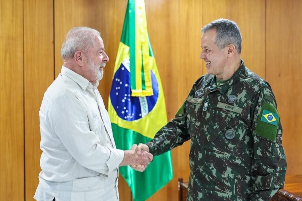 Planalto publica 1&ordf; foto de Lula ao lado de novo comandante do Ex&eacute;rcito |  Metr&oacute;poles