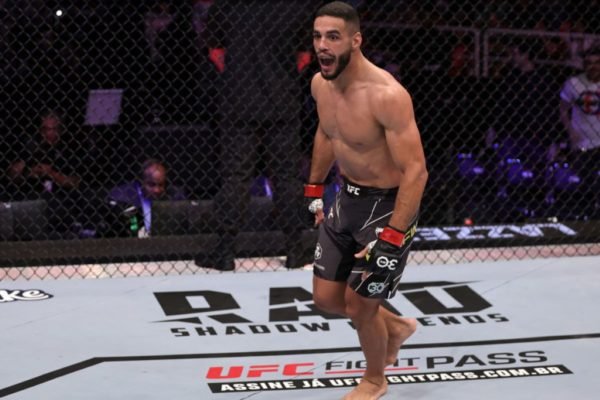 Gabriel Bonfim finaliza adversário e coroa estreia de irmãos do DF no UFC