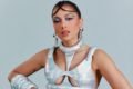 Foto de Anitta publicada no Instagram. Ela é branca, tem cabelos pretos, está maquiada e está com uma roupa prateada - Metrópoles