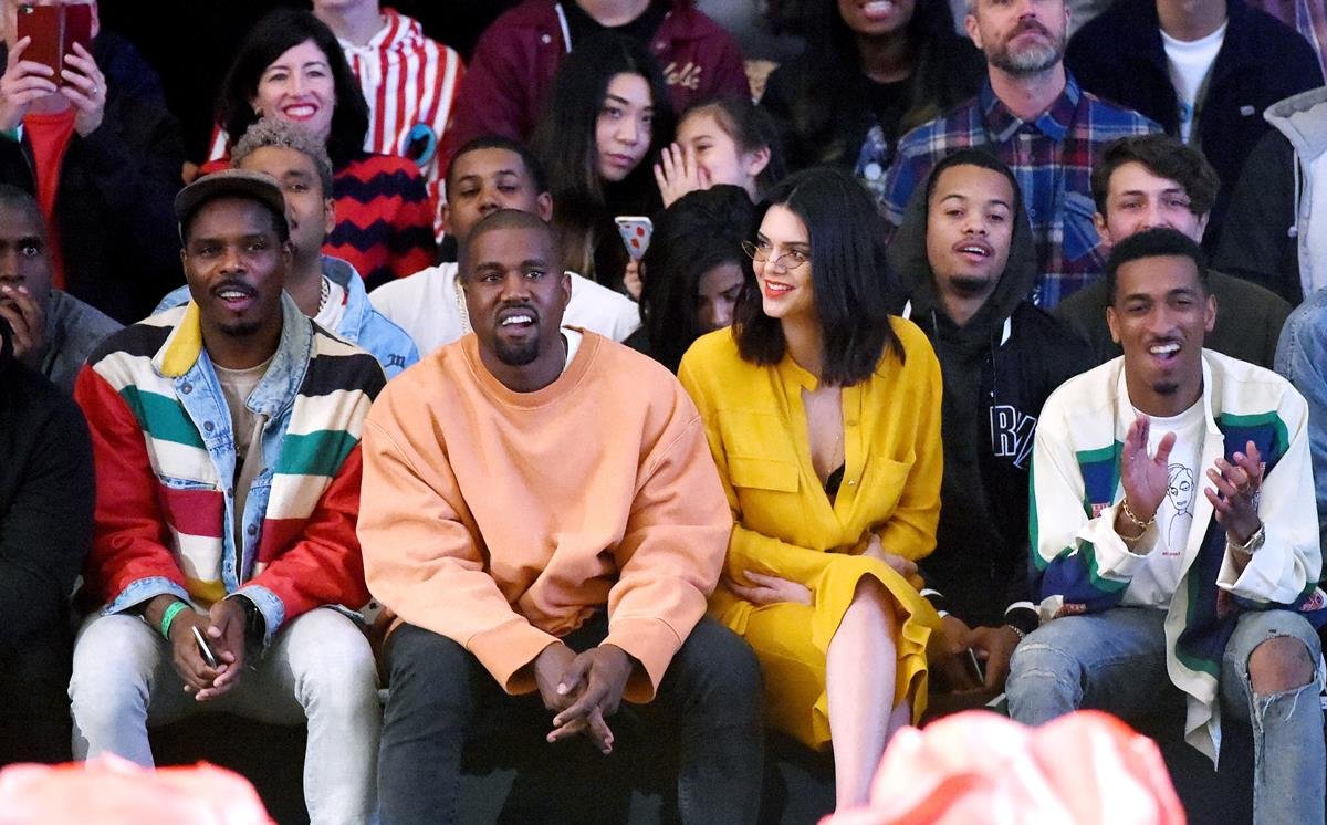 Plateia do desfile da marca Golf Wang, do rapper Tyler, The Creator. Na primeira fila estão sentados o rapper Kanye West e a modelo Kendall Jenner. - Metrópoles
