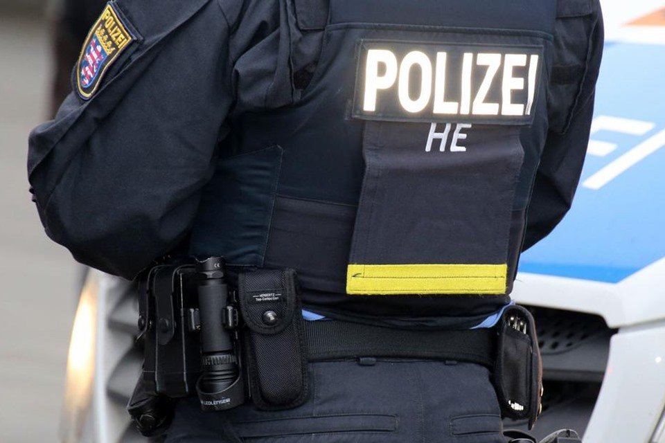 Foto colorida das costas de um policial da Alemanha - Metrópoles