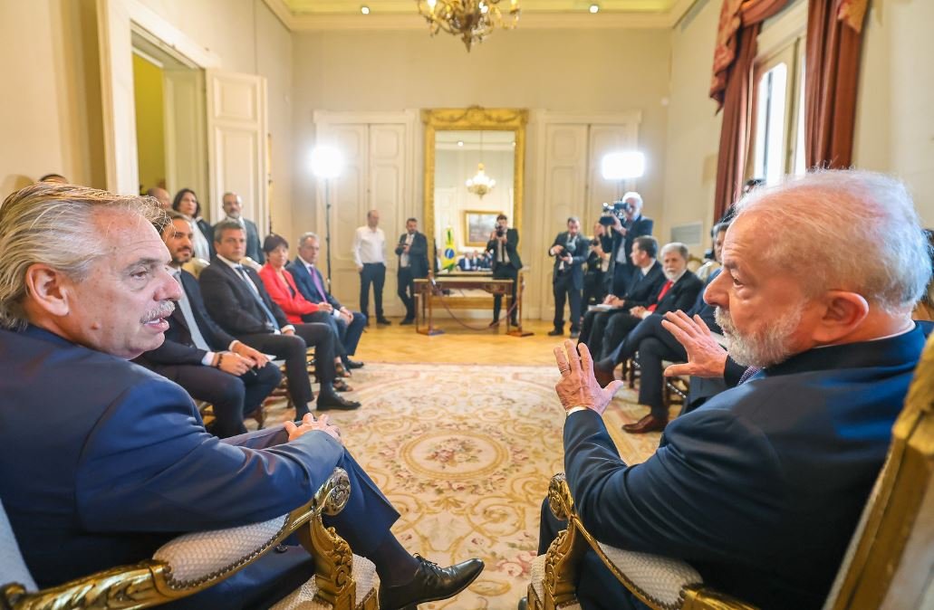 Presidentes Lula e Alberto Fernández, respectivamente do Brasil e Argentina, conversam em reunião bilateral em salão da Casa Rosada, sede do governo argentino - Metrópoles