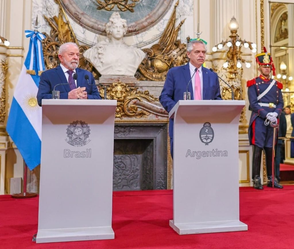 Presidentes Lula e Alberto Fernández, respectivamente do Brasil e Argentina, dão coletiva de imprensa em cerimônia de assinatura de termos de compromisso em salão da Casa Rosada, sede do governo argentino - Metrópoles
