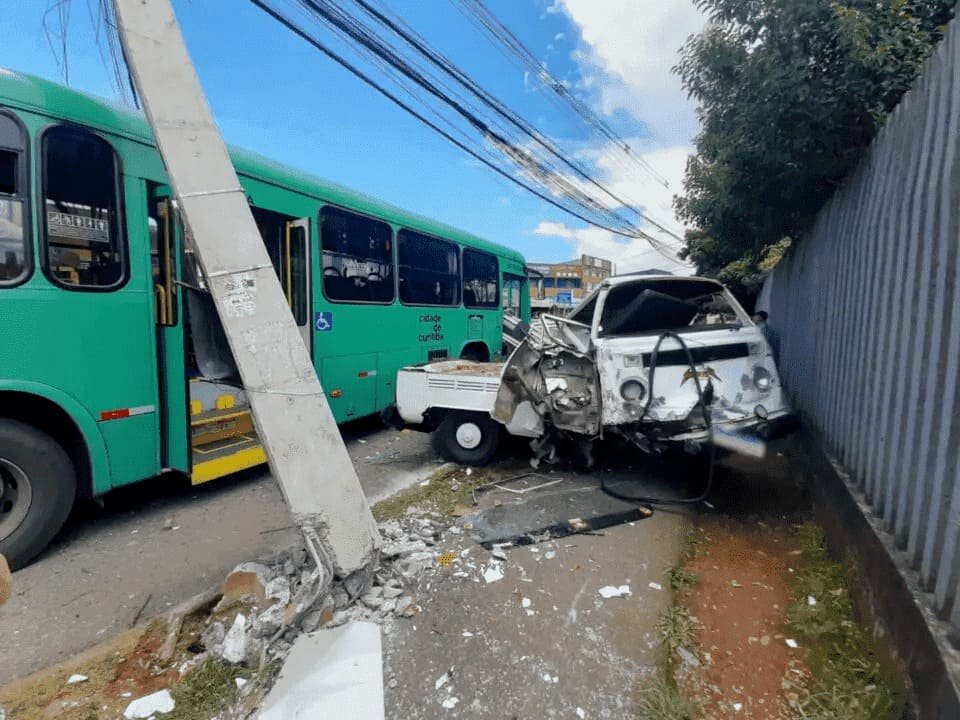 Fotografia colorida de acidente causado por ônibus em Curitiba