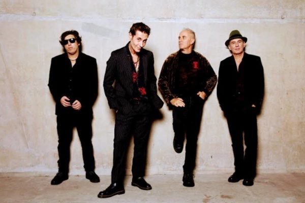 Foto colorida da banda Capital Inicial - Metrópoles
