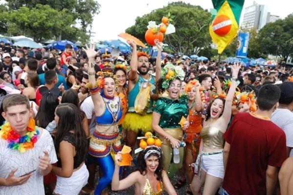 Imagem colorida de pessoas em um bloco de Carnaval
