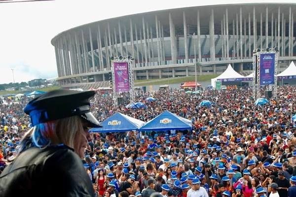 Imagem colorida de pessoas em um bloco de Carnaval