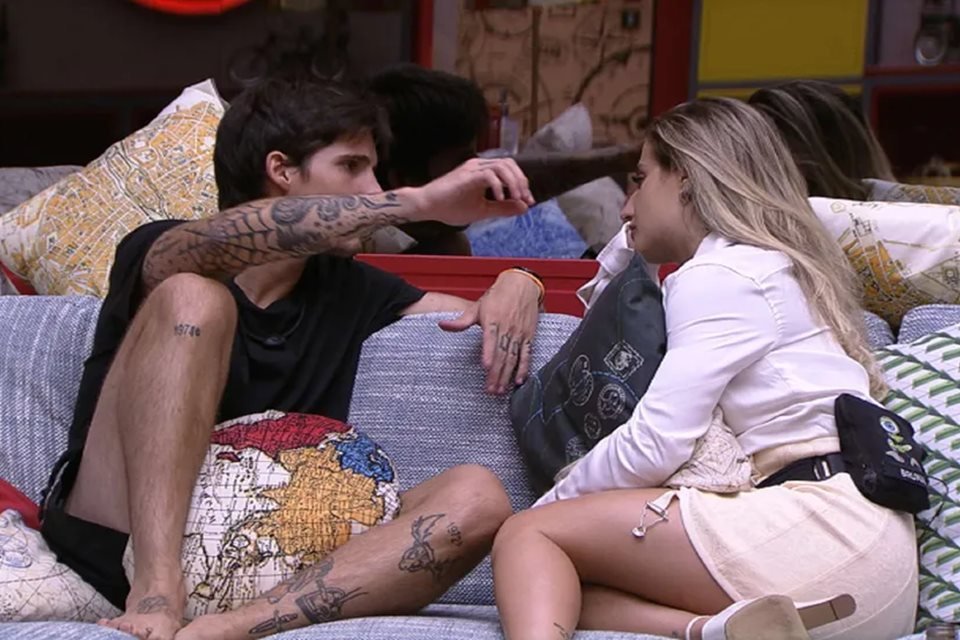 Bruna Griphao e Gabriel Tavares conversam na sala do BBB23 - Metrópoles