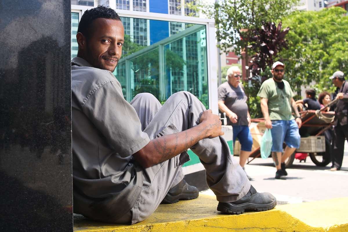 Elton Teixeira começou a trabalhar recentemente como auxiliar de manutenção na Avenida Paulista