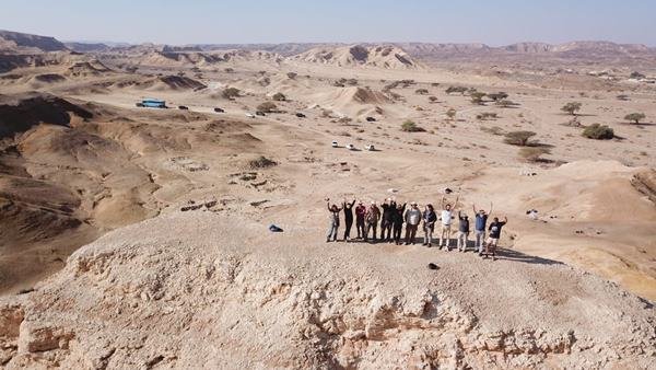 Grupo de pesquisadores em deserto israelense - Metrópoles