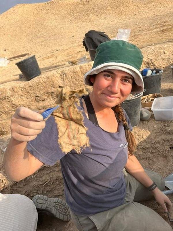 Mulher com corte de tecido achado em deserto - Metrópoles