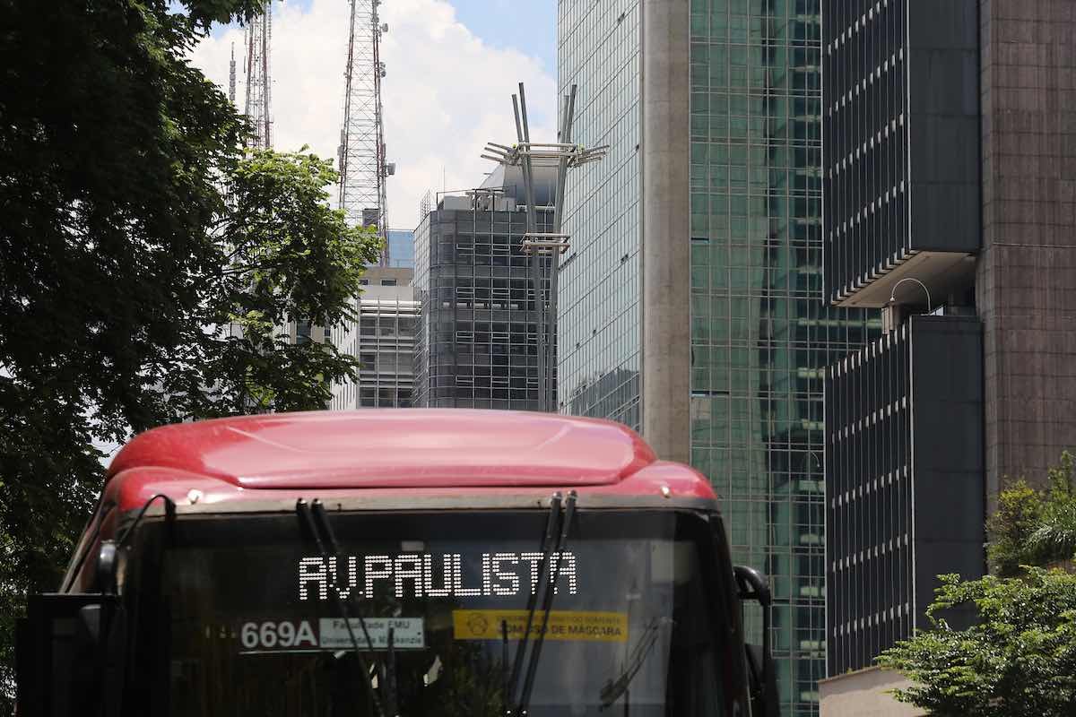 A Avenida Paulista tem um relevante corredor de ônibus