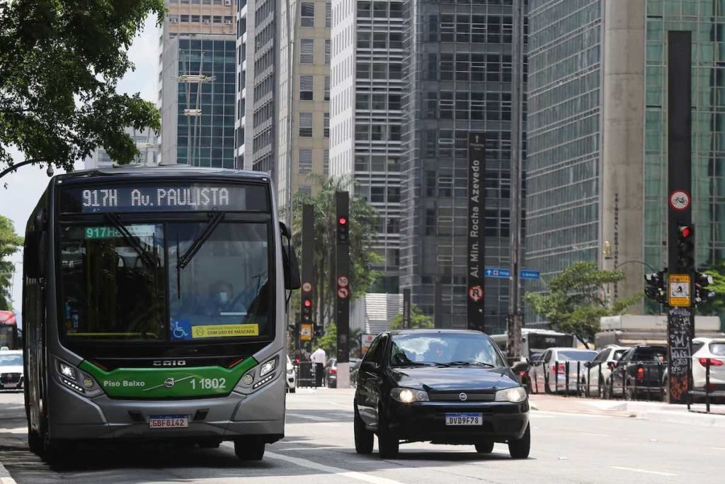 Mais de 200 ônibus passam por hora durante o pico da manhã na Avenida Paulista