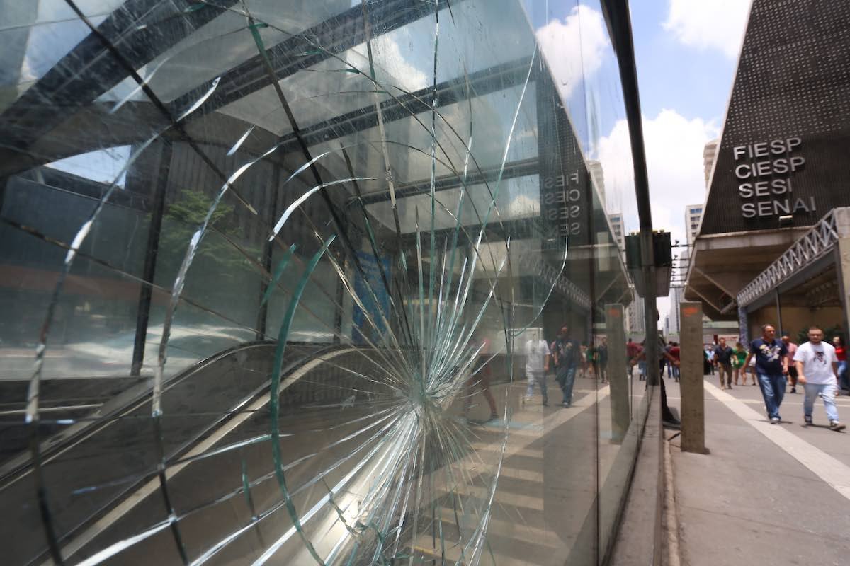 Vidro quebrado na estação de metrô em frente ao prédio da Fiesp