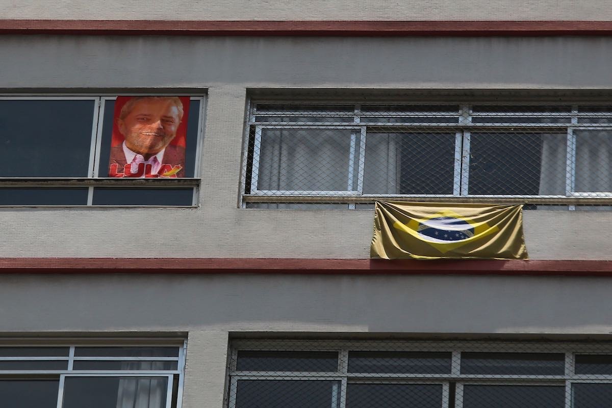 Expressões políticas nas janelas de apartamentos vizinhos em prédio da Avenida Paulista