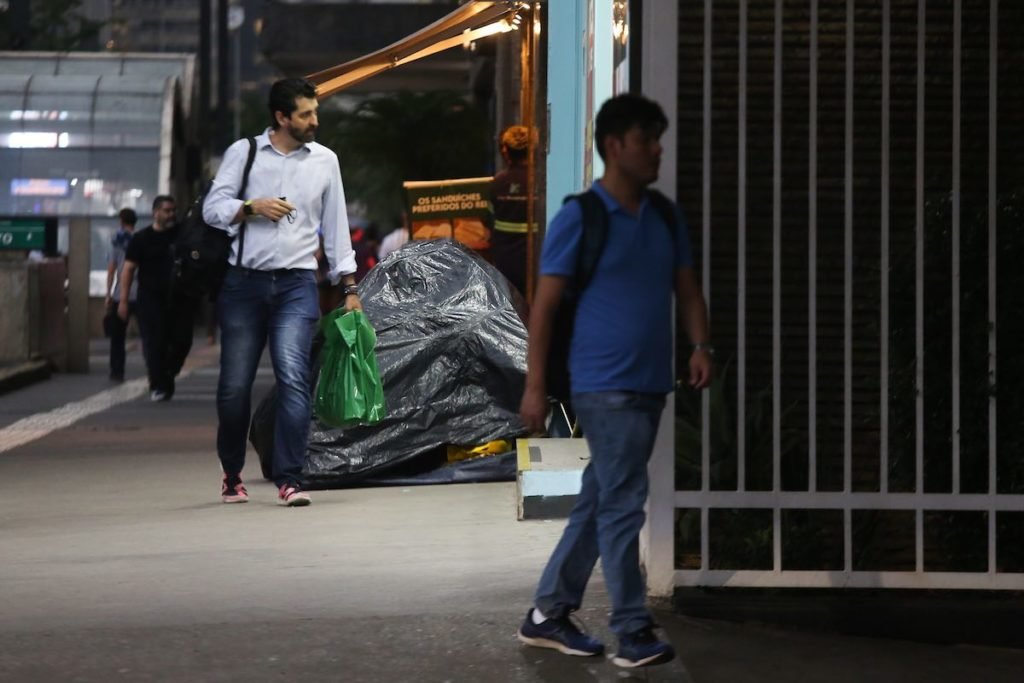 Pessoas em situação de rua colocam barracas em plena Avenida Paulista