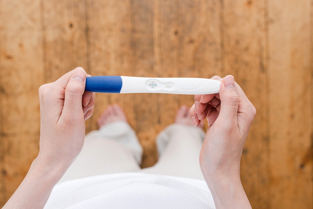 Pessoa segurando teste de gravidez de farmácia - Metrópoles