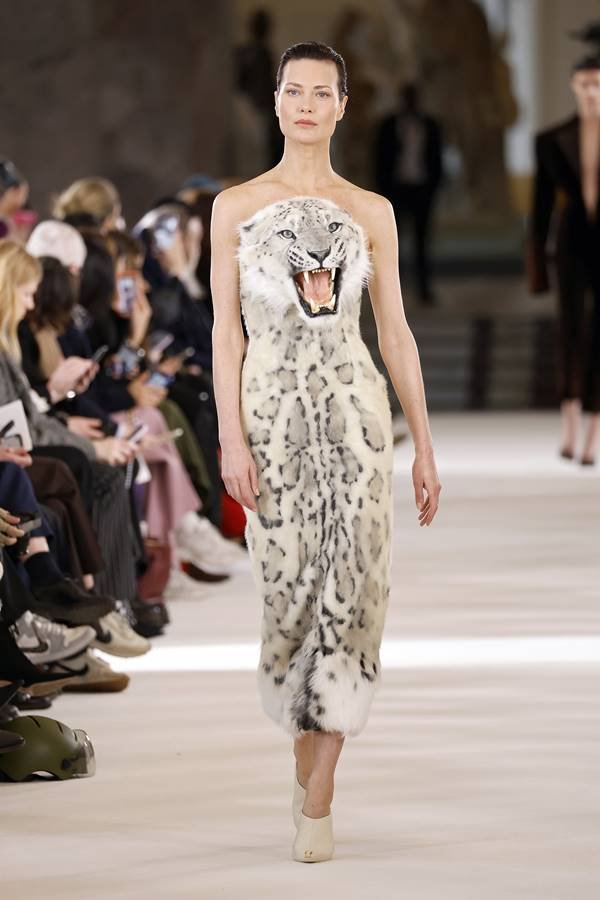 Na passarela da Schiaparelli, modelo desfila usando look com cabeça de leopardo - Metrópoles