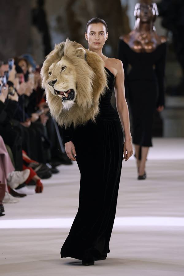 Na passarela da Schiaparelli, modelo desfila usando look com cabeça de leão - Metrópoles