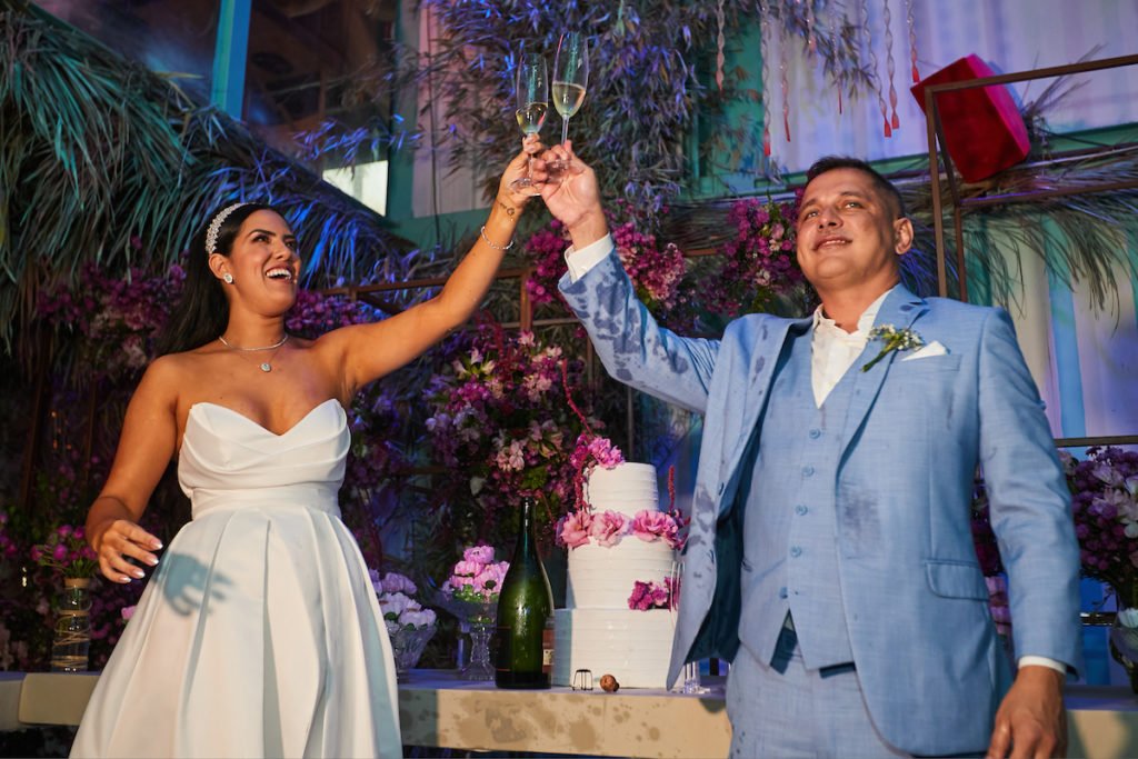Fernandinho Marques e Clara Caetano se casam no Venicce Beach