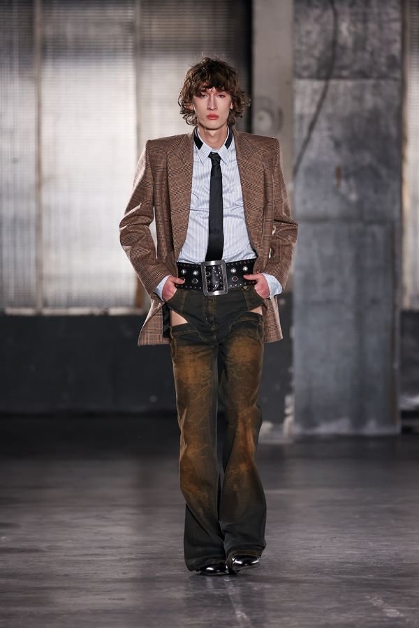 Na imagem com cor, modelo desfila durante a Semana de Moda Masculina em Paris - Metrópoles