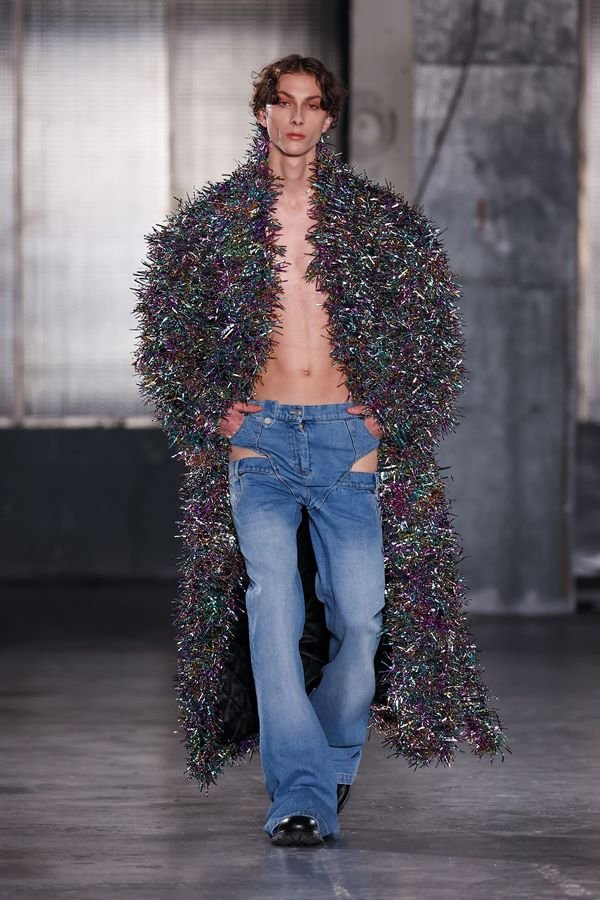 Na imagem com cor, modelo desfila durante a Semana de Moda Masculina de Paris - Metrópoles