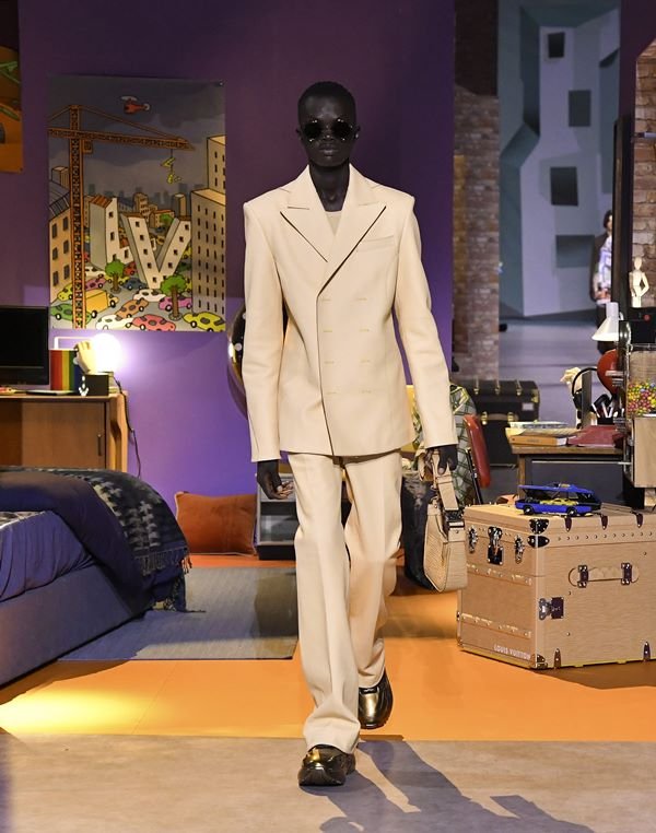 Na imagem com cor, modelo desfila durante a Semana de Moda Masculina de Paris - Metrópoles