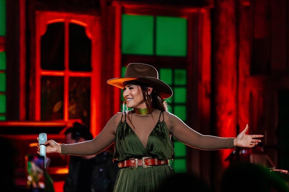 Simone Mendes se inspira em Marília Mendonça para escolher música de novo  repertório - Entretenimento - R7 Música