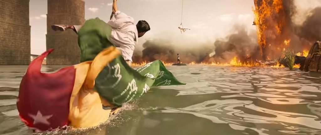 homem passa bandeira em água pendurado em corda - metrópoles