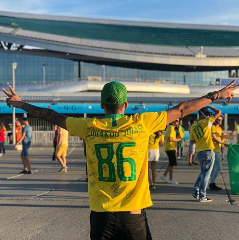 Homem com a camisa da seleção