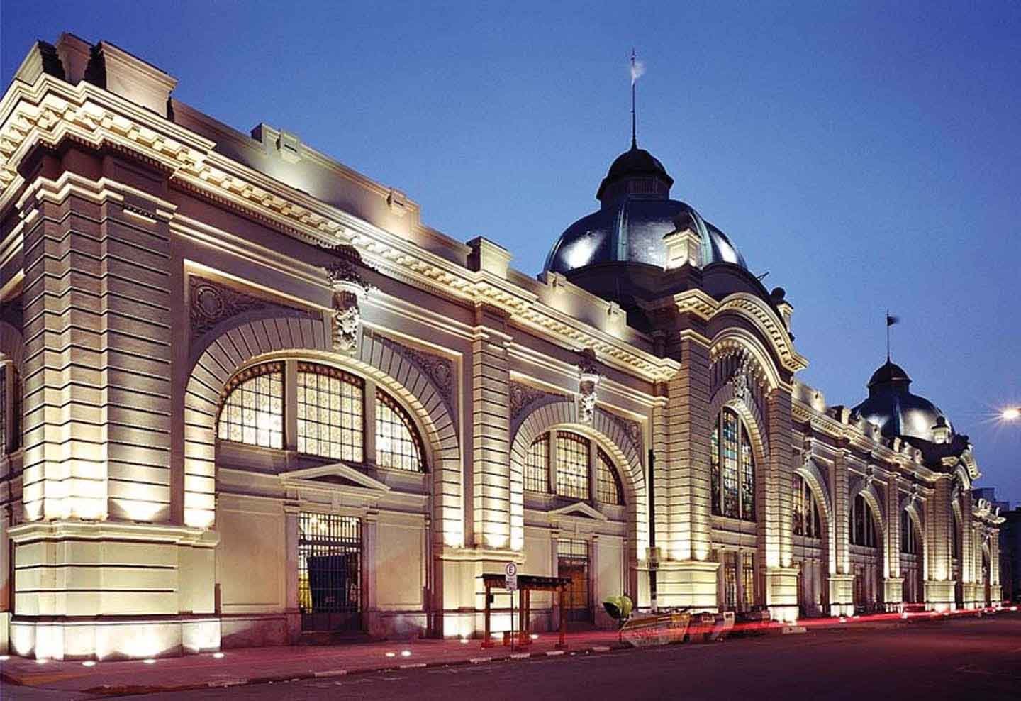 Fachada iluminada no Mercadão de SP