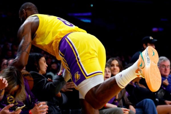 LeBron James se irrita com inícios dos jogos do Lakers na