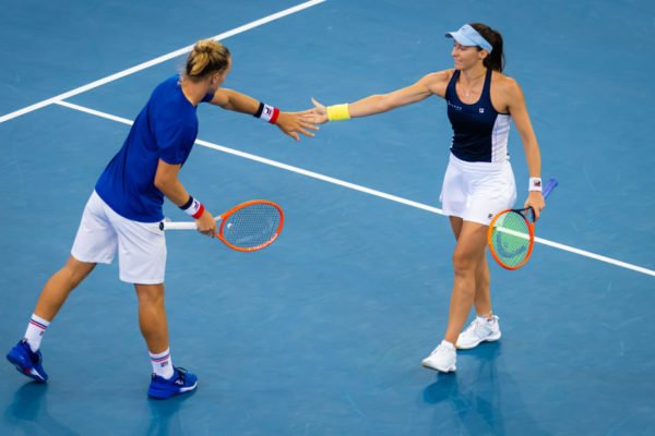 Rafael Matos e Luisa Stefani em partida de tênis - Metrópoles