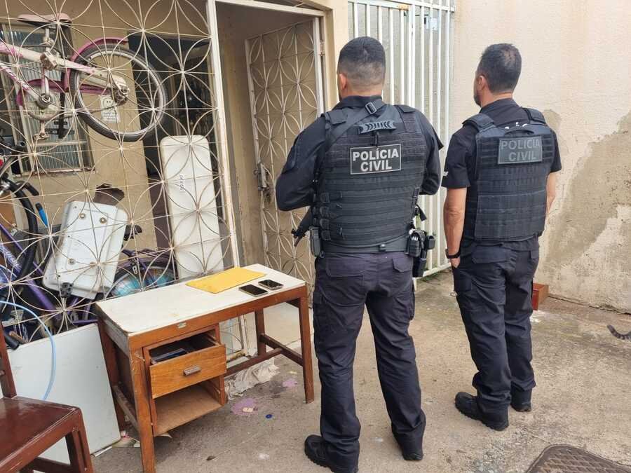 Policiais em busca e apreensão em residência na Ceilândia