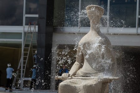 Estatua da justiça sendo lavada no STF