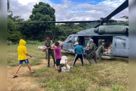 Militares levam alimentos à terra indígena yanomami retirados de helicóptero em área isolada do norte do país com forte incidência de desnutrição - Metrópoles