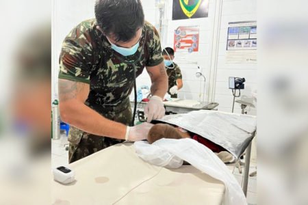 Médico militar examina criança yanomami em hospital no norte do país, local com forte incidência de desnutrição - Metrópoles
