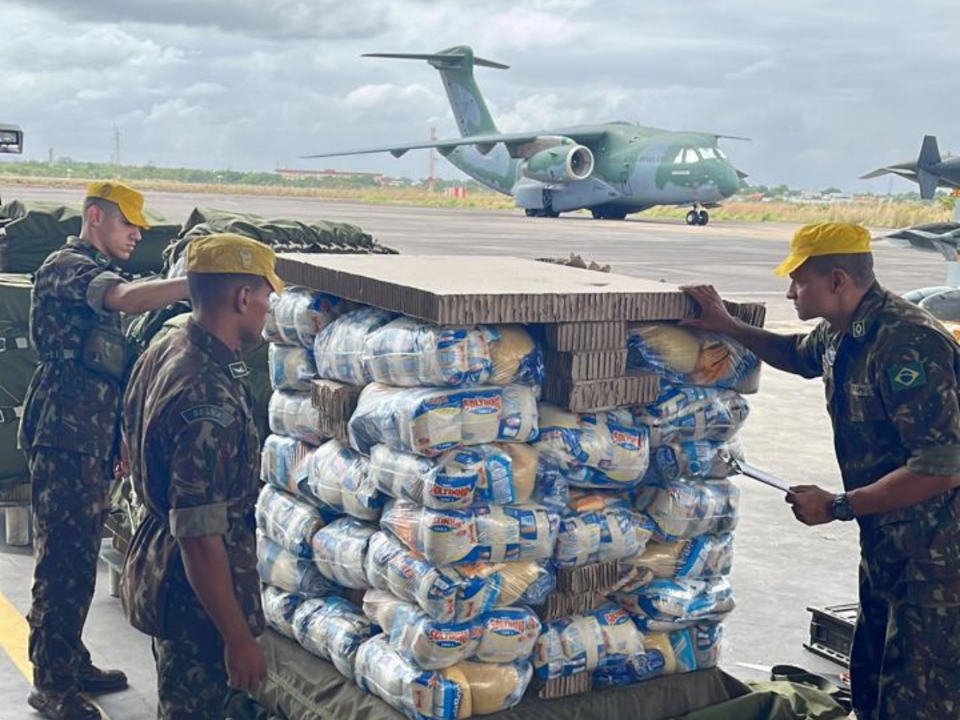 Militares do exército descarregam de avião mantimentos e alimentos para indígenas yanomamis no norte do país, local com forte incidência de desnutrição - Metrópoles