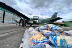 Militares do exército descarregam de avião mantimentos e alimentos para indígenas Yanomami no norte do país, local com forte incidência de desnutrição - Metrópoles